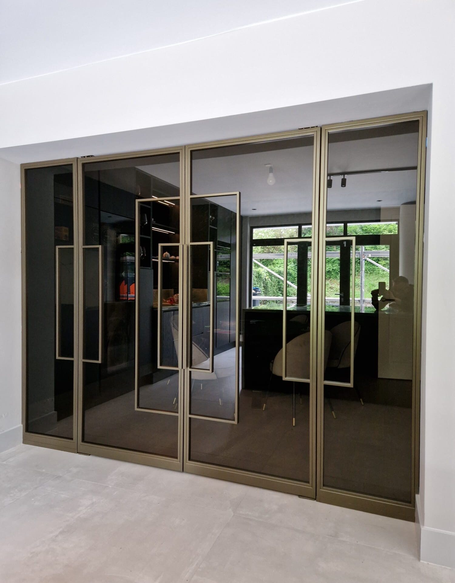 Taatsdeuren met zijlichten speciaal design in brons met brons glas